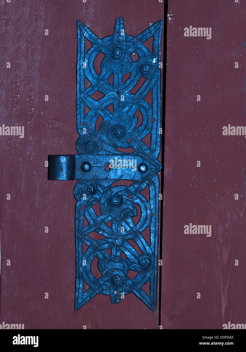Schwedische rechteckige Türscharnier aus den 1600er Jahren Stockfoto