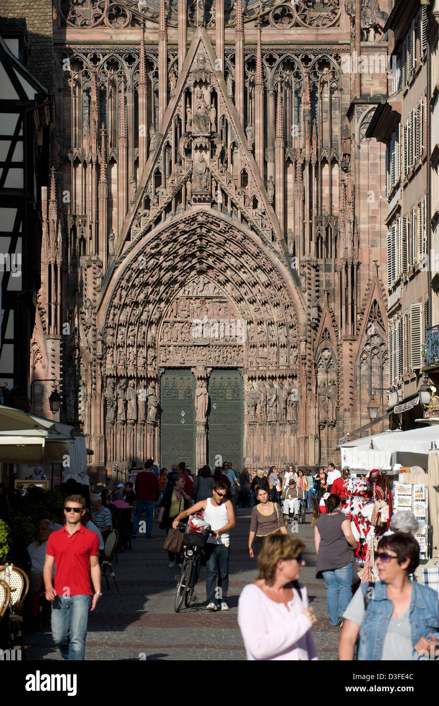 Straßburg, Frankreich Passanten vor dem Straßburger Münster Stockfoto