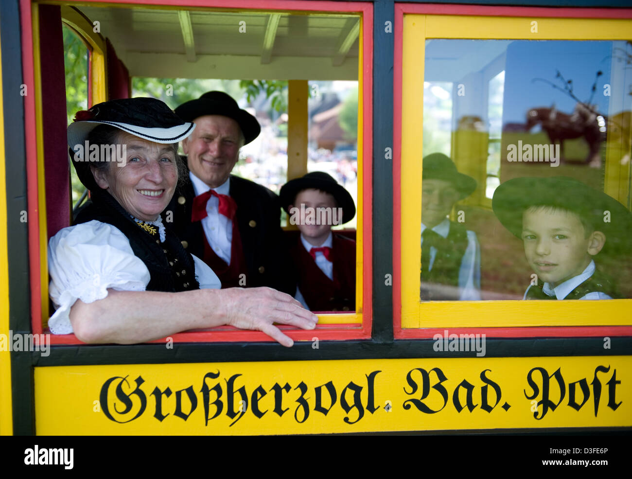 St. Märgen, Deutschland, Familie sitzen in Kostümen in einem Wagen auf Rosstag Stockfoto