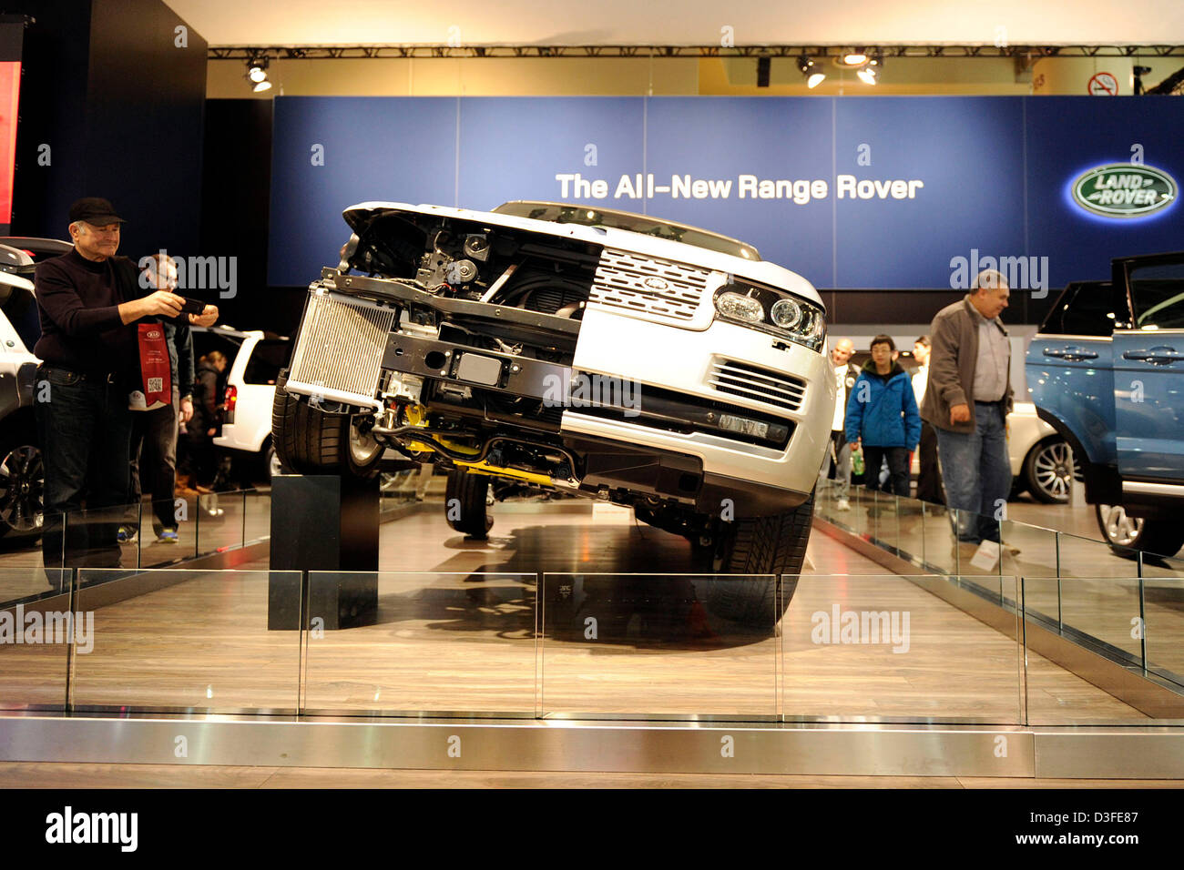 18. Februar 2013. Toronto, Kanada. Familientag auf der 2013 Canadian International Autoshow. Ein Auto-Enthusiast, ein Bild von den Schnitt Weg Range Rover.  (DCP/N8N) Stockfoto