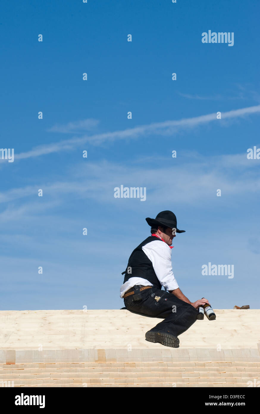 St. Märgen, Deutschland, Zimmermann sitzt mit Bier auf dem Dach Stockfoto