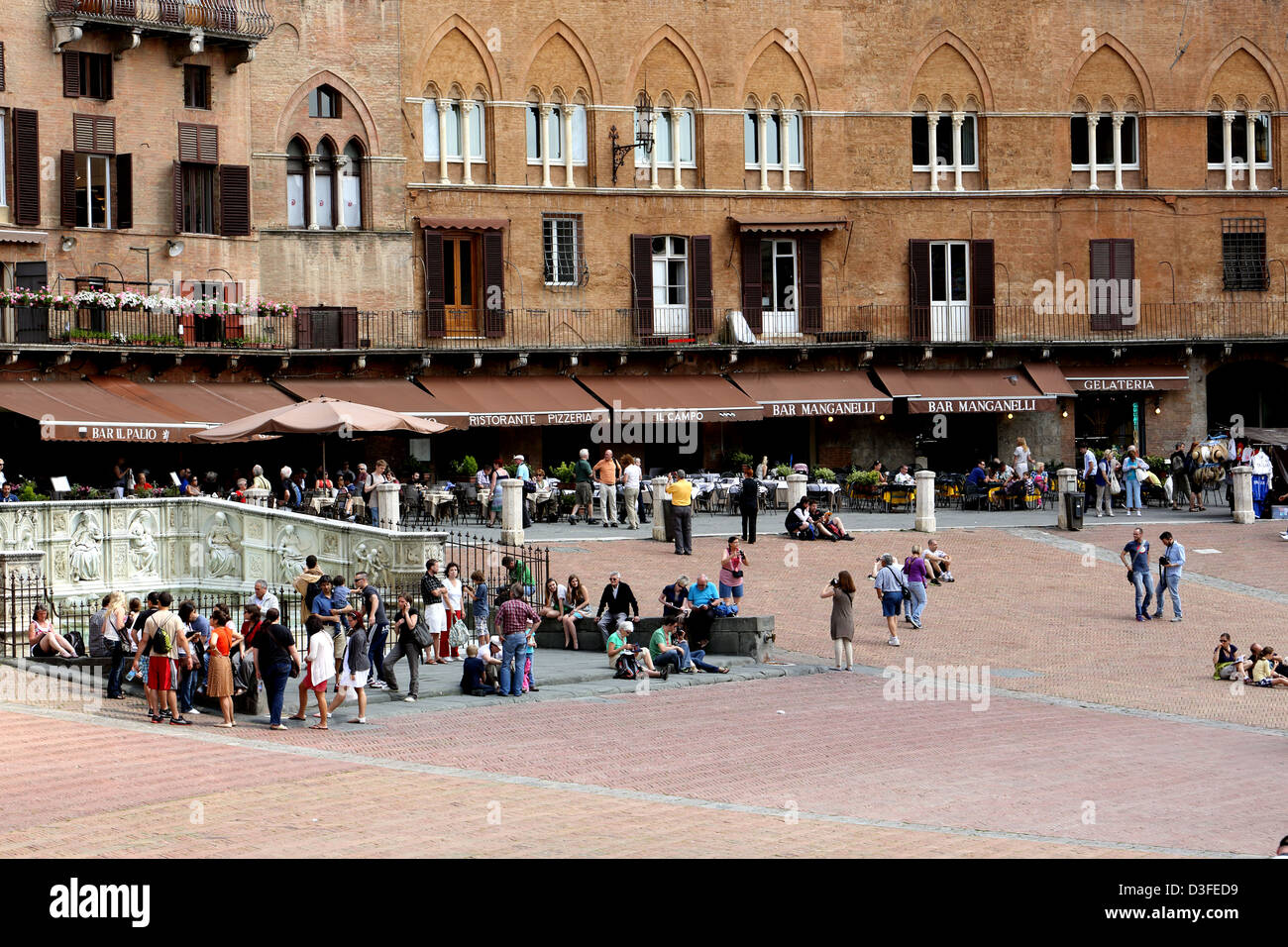 Touristen, die versammelten sich um die Fonte Gaia in Piazza del Campo in Siena Italien Stockfoto