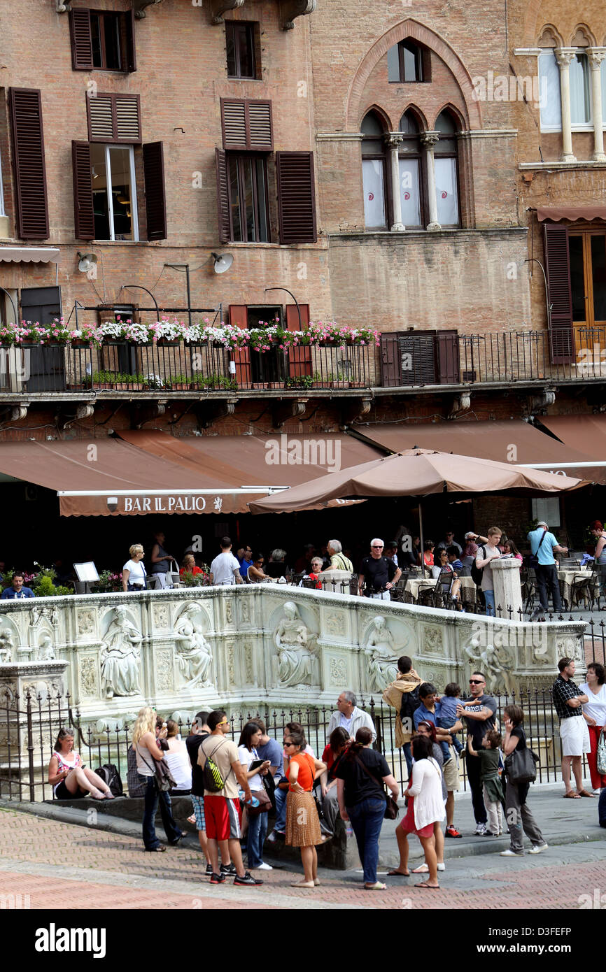 Touristen, die versammelten sich um die Fonte Gaia in Piazza del Campo in Siena Italien Stockfoto