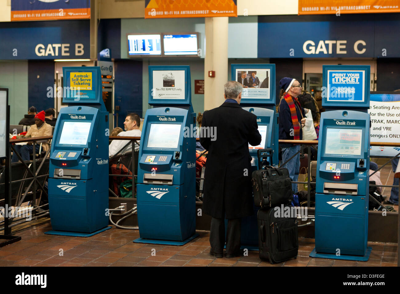 Geschäftsreisende mit einem Amtrak Ticket Kiosk - USA Stockfoto