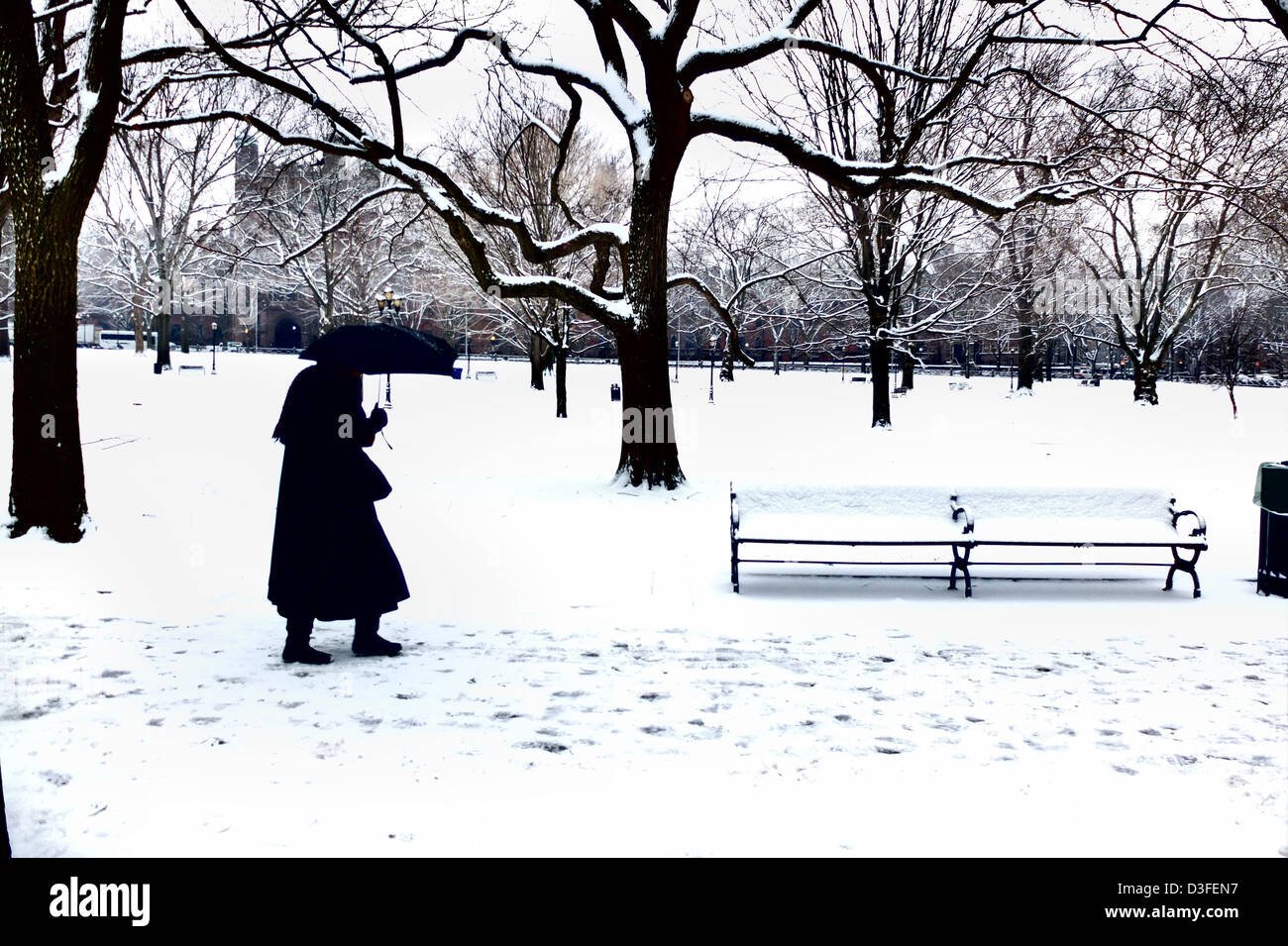 Frau mit Regenschirm auf dem New Haven Grün im Schnee mit Spielzeugkamera aufgenommen wurden. CT-USA Stockfoto