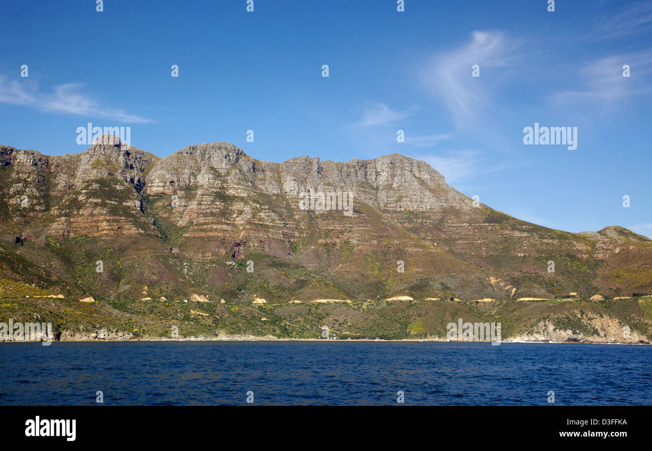 Chapmans Peak Drive von Hout Bay in Cape Peninsula, Südafrika gesehen. Stockfoto