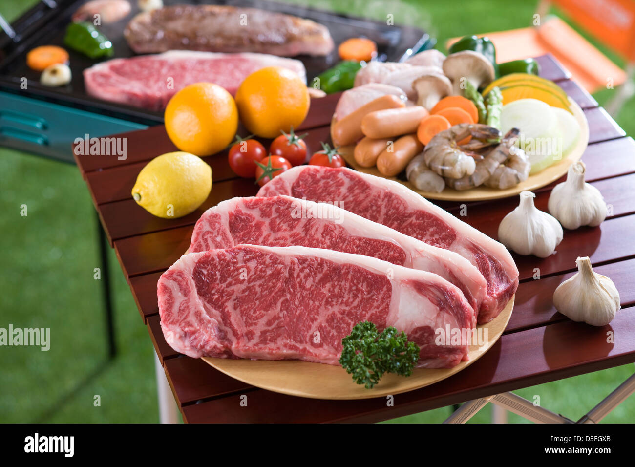 Fleisch und Gemüse auf Tisch zum Grillen Stockfoto