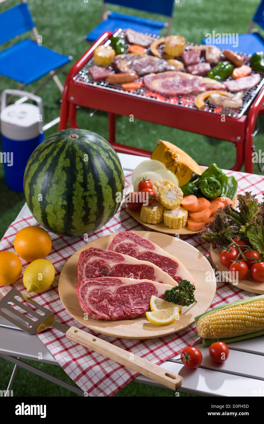 Fleisch und Gemüse auf Tisch zum Grillen Stockfoto
