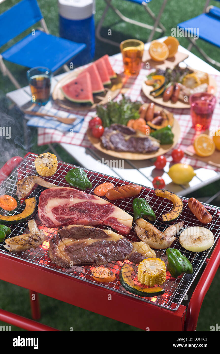 Fleisch und Gemüse gegrillt auf Grill Stockfoto