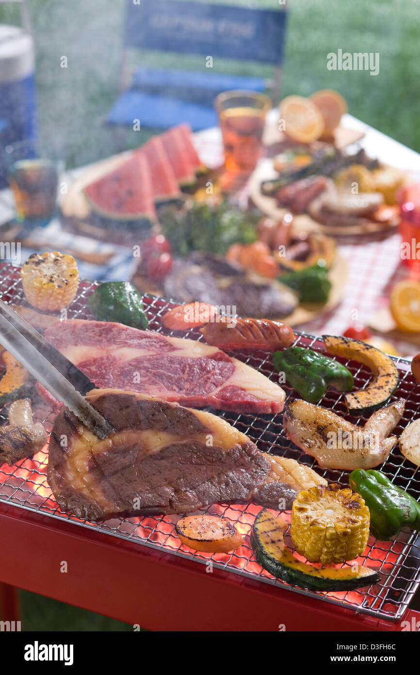 Fleisch und Gemüse gegrillt auf Grill Stockfoto