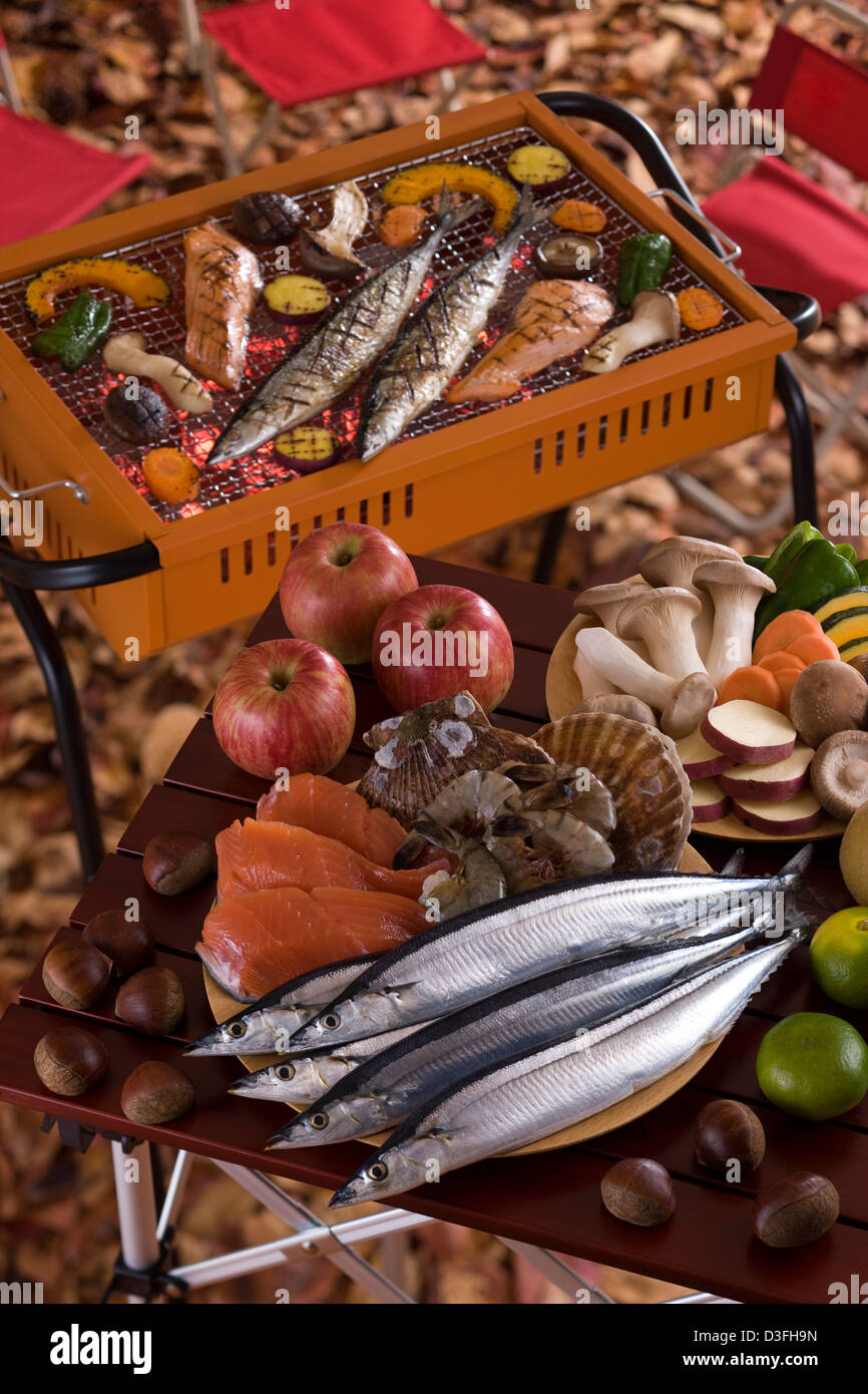 Meeresfrüchte, Gemüse und Obst auf Tisch zum Grillen im Herbst Stockfoto