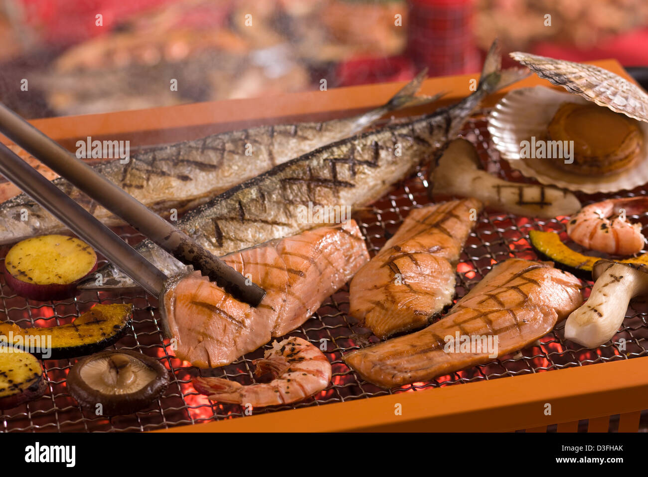 Meeresfrüchte vom Grill auf Grill im Herbst Stockfoto