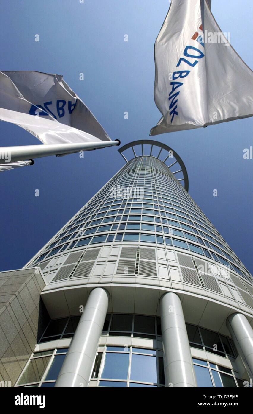Dpa Die Fahnen Mit Den Logos Der Dz Bank Deutsche Bank