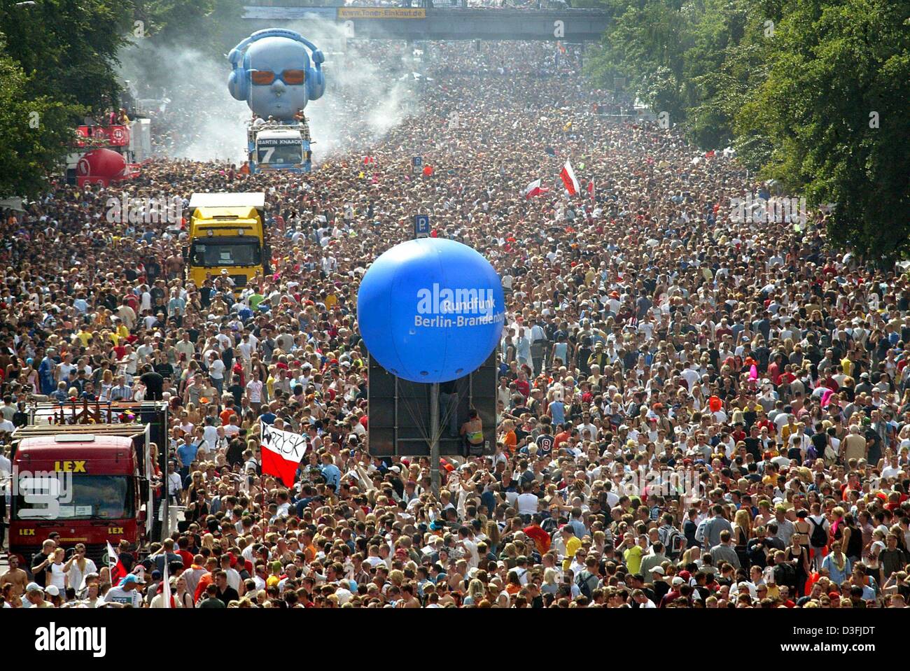 (Dpa) - tanzt die Menge der 15. Loveparade durch Berlin, Deutschland, 12. Juli 2003. Spärlich bekleidet eine halbe Million Raver tanzten durch das Herz von Berlin zu den pulsierenden Beat von der Stadt 15. jährlichen Loveparade, als der weltweit größte Techno-Dance-Party in Rechnung gestellt. Pulsierende Musik aus 26 Lautsprecherwagen hallte wie die Parade der sich windenden Körper machte seinen Weg entlang der breiten boul Stockfoto