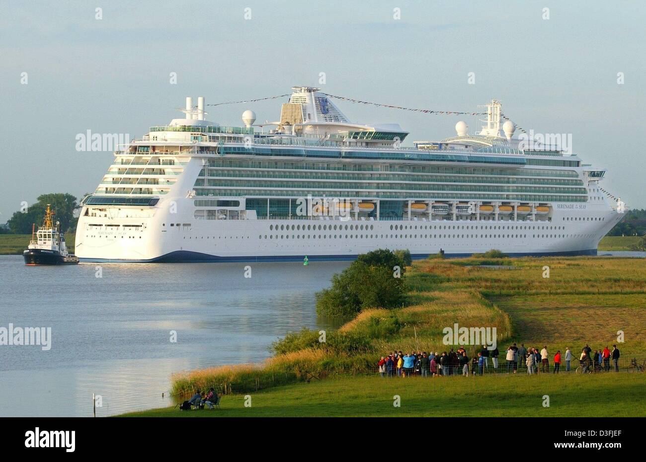 (Dpa) - der Ozean-Kreuzfahrtschiff "Serenade of Seas" vergeht eine Gruppe von Zuschauern auf dem Weg zur Nordsee, Papenburg, Deutschland, 12. Juli 2003. Der Kreuzer ist 293,2 Meter lang und hat eine eingetragene Tonnage von 90090. Die "Serenade" verfügt über 1.000 Kabinen und bietet Platz für bis zu 2.110 Passagiere. 78.600 hp-Laufwerk der Cruiser. Die "Serenade of the Seas" ist das letzte vorerst Stockfoto