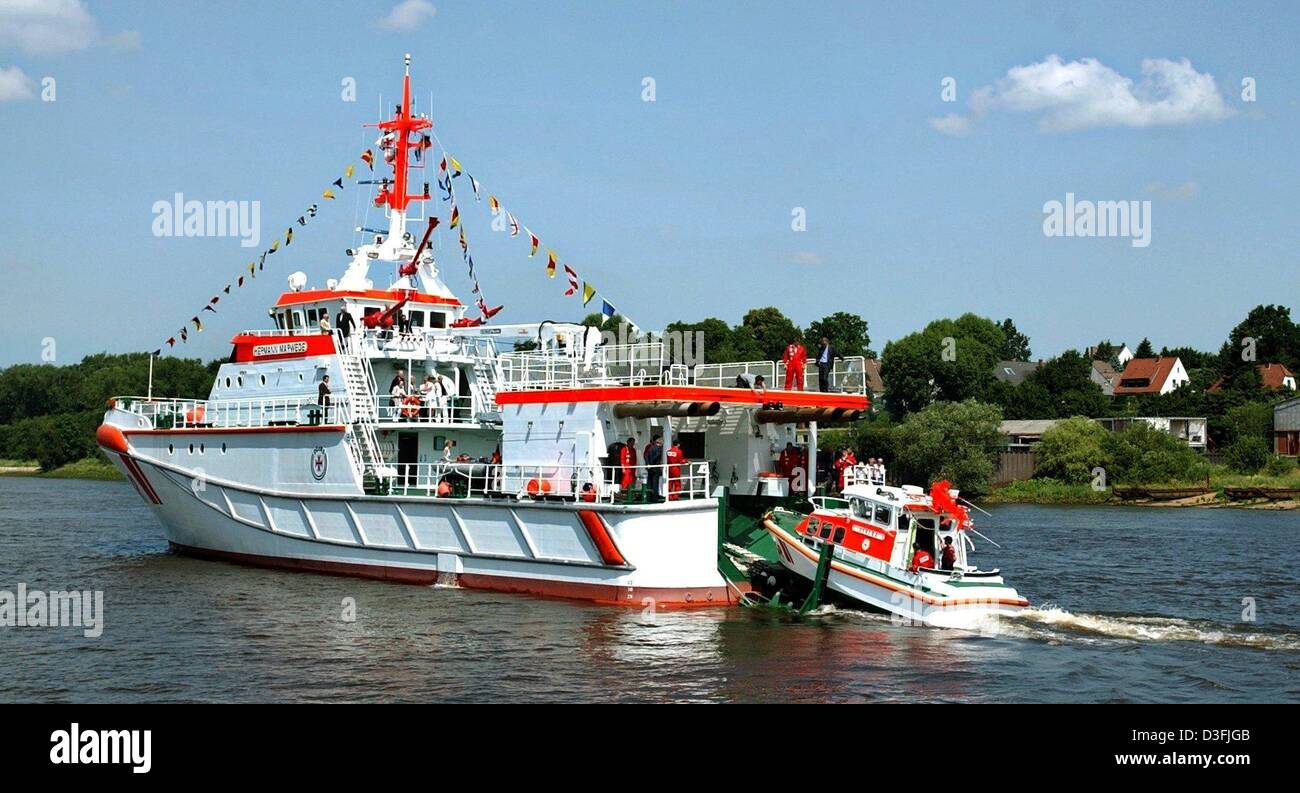 (Dpa) - die "SK 29 Hermann Marwede", ein Seenotkreuzer für Schiffe in Seenot, schleppt Zeichen lange Boot Verena auf seine Achterdeck auf der Weser in der Nähe von Bern, Deutschland, 27 Juni 2003.The Schiff wurde am Kinderbetten von 15 Millionen Euro gebaut. Es ist 46 Meter lang, hat eine Wasserverdrängung von 400 Tonnen und ist der größte Seenotkreuzer in der Flotte der deutschen Rettungsdienste bei Stockfoto