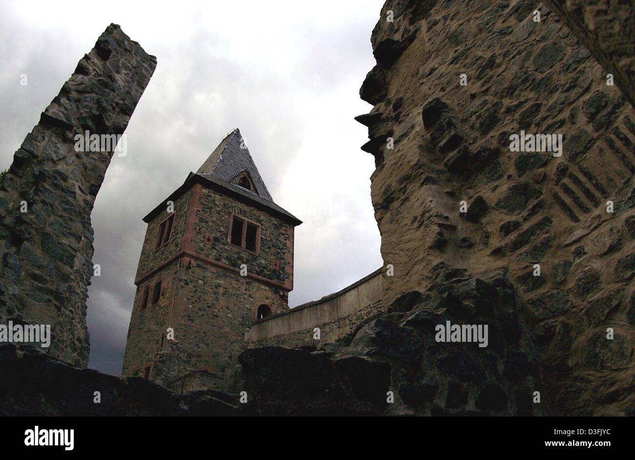 (Dpa) - ein Blick auf die Ruinen der Burg Frankenstein in Muehltal, Germany, 2. Juli 2003. Burg Frankenstein ist die nördlichste Burg entlang der "Bergstraße" (Bergstraße). Der germanische Stamm der Franken eroberten das Gebiet der Stadt Darmstadt auf etwa 500 n. Chr. rund 40 Kilometer südlich von Frankfurt Main. Damit eroberte sie auch einen nahen Steinbruch (auf Deutsch "Steinbruch") Stockfoto