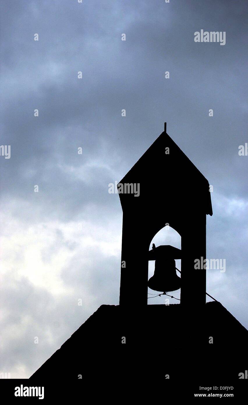 (Dpa) - die Silhouette des Glockenturms an der kleinen Kapelle auf Burg Frankenstein ist gegen den bewölkten Himmel in Muehltal, Germany, 2. Juli 2003 gesehen. Burg Frankenstein ist die nördlichste Burg entlang der "Bergstraße" (Bergstraße). Der germanische Stamm der Franken eroberten das Gebiet der Stadt Darmstadt auf etwa 500 n. Chr. rund 40 Kilometer südlich von Frankfurt Main. Mit Stockfoto
