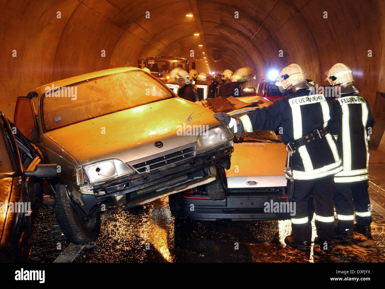 (Dpa) - eine Übung mit Verletzten und toten Personen, sowie ein großes Feuer werden für ein Notfalltraining in den acht Kilometer langen Rennsteig Tunnel in der Nähe von Suhl, Deutschland, 21. Juni 2003 inszeniert. Das Personal von 400 medizinischen Betreuer, Feuerwehrleute, Rettungskräfte sowie 50 Polizisten waren die Notfalltraining beteiligt. Stockfoto