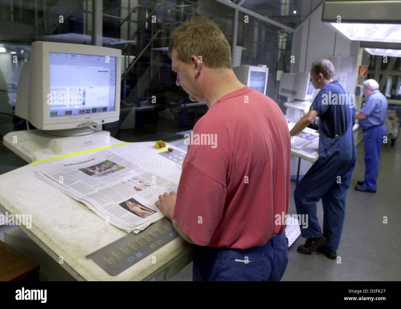 (Dpa) - Offset-Drucker überprüfen Sie die Farbe für den nächsten Tag Ausgabe der Zeitung Frankfurter Rundschau in der Druckerei in Neu-Isenburg, Deutschland, 1. Juli 2003. Die deutschen Druckindustrie rechnet mit einem Wachstum nicht vor 2004. Die Printmedien Arbeitgeber Verband BVDM (Bundesverband Druck Und Medien) auf 2. Juli 2003 berichtet, dass in diesem Jahr die Ergebnisse um minus 2 bis minus Thr werden Stockfoto
