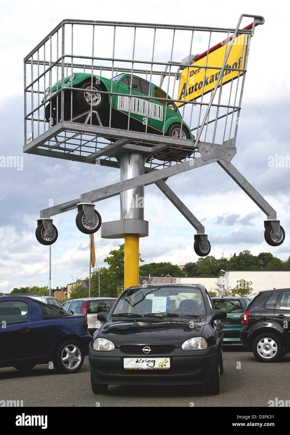 (Dpa) - A VW Käfer steht in einem überdimensionalen Einkaufswagen als Eye-Catcher überragt den Vertrieb Parkplatz am "Der Autokaufhof", ein Gebrauchtwagen-Händler in Plauen, Deutschland, 2. Juli 2003. Die Auto und Kfz-Service-Provider "Dekra" will die Transparenz auf den Verkauf von Gebrauchtwagen an Privatkunden zu steigern. Laut Dekra können Privatkunden jetzt ha Stockfoto