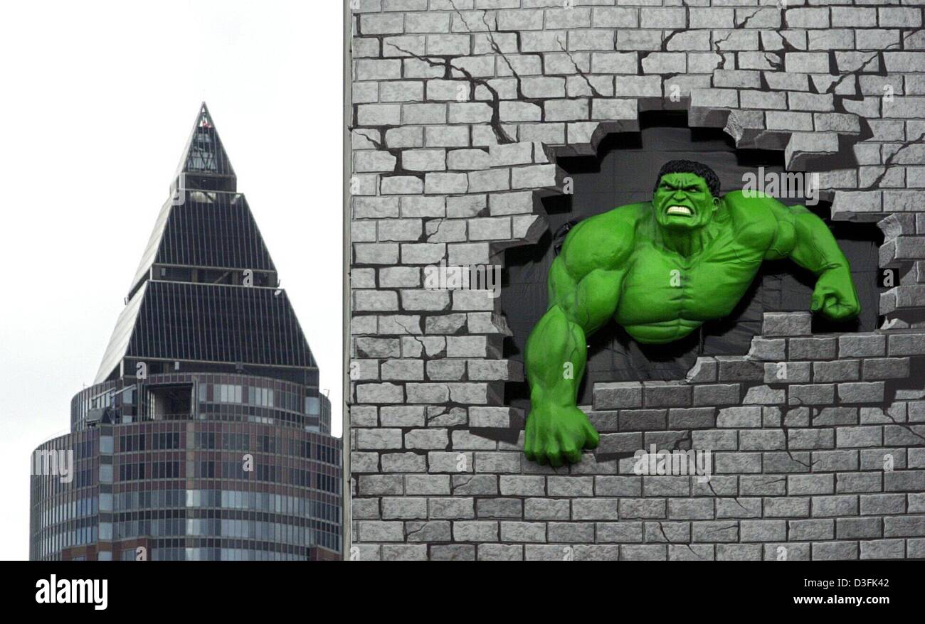 (Dpa) - das grüne Monster "Hulk", aus dem Hollywood-Film mit dem gleichen Titel bricht durch eine Mauer aus Ziegeln auf einer übergroßen 3D-Plakat in der Nähe von Messeturm Büro Hochhaus in Frankfurt Main, Deutschland, 3. Juli 2003. Der Film wird jedoch nicht angezeigt werden wie geplant. Die führenden deutschen Kette der Kinobetreiber CinemaxX am 1. Juli 2003 angekündigt, dass sie, zusammen mit vielen anderen Kino ex Stockfoto