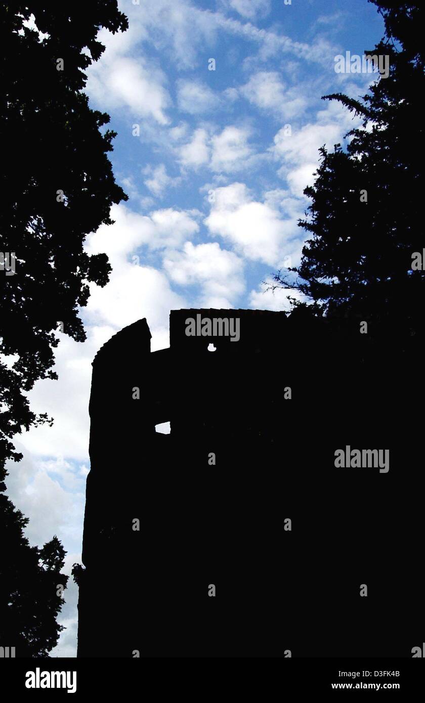 (Dpa) - einen gruseligen Blick auf einen der Türme in den Ruinen der Burg Frankenstein in Muehltal, Germany, 2. Juli 2003. Burg Frankenstein ist der nördlichste Castel entlang der "Bergstraße". Der germanische Stamm der Franken eroberten das Gebiet der Stadt Darmstadt auf etwa 500 n. Chr. rund 40 Kilometer südlich von Frankfurt Main. Damit erobert sie auch einen nahen Steinbruch (auf Deutsch "Stein Stockfoto