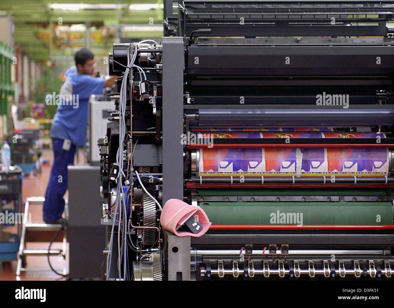 Dpa) - Ein Mitarbeiter Der Hersteller Von Druckmaschinen Man Roland Geht  Eine Sehr Große Druckwerk In Der Fabrik In Augsburg, Deutschland, 6. März  2003. Man Roland Ist Weltweit Führend Im Zeitungsdruck. Nach