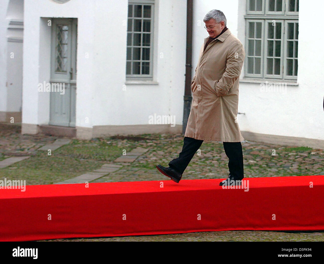 (Dpa) - der deutsche Außenminister Joschka Fischer ist die erste für ein Familienfoto auf Schloss Gottorf in der nördlichen deutschen Dorf Schleswig, Dienstag, 21. Dezember 2004 ankommen. Der russische Präsident Putin ist bei einem zweitägigen Besuch in Deutschland für Gespräche mit Schwerpunkt auf Kooperationen im Bereich Wirtschaft und in der Forschung. Stockfoto