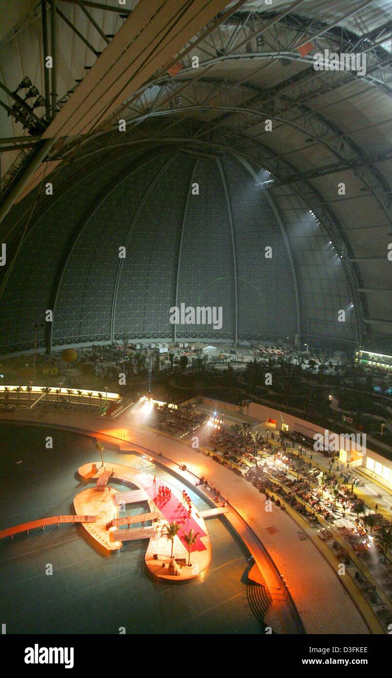(Dpa) - das Foto zeigt einen Blick auf die "Südsee" aus einer Höhe von etwa 60 Meter im Tropical Islands Resort in Briesen-Brand, Deutschland, spät 16. Dezember 2004. Die tropische Landschaft öffnet am 19. Dezember 2004. Tropical Islands, eine 6,6 ha große Resort mit der größten freitragenden Halle der Welt, hat ein tropisches Klima das ganze Jahr. Es besteht aus einem tropischen Meer b Stockfoto