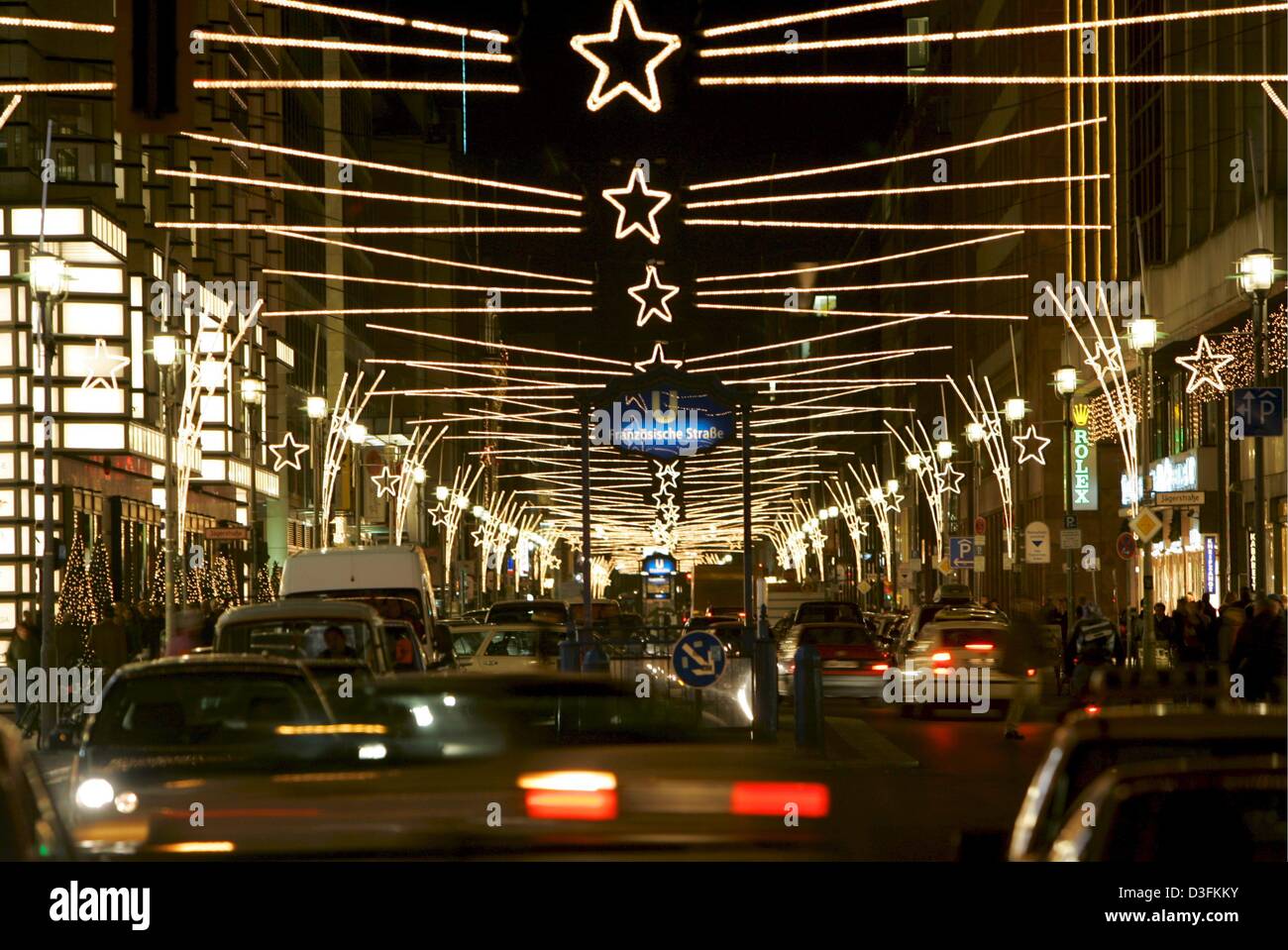 (Dpa) - ein Blick auf Friedrich Straße mit Weihnachtsschmuck in Berlin, 15. Dezember 2004 beleuchtet. Stockfoto
