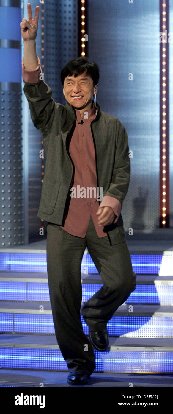 (Dpa) - erscheint Schauspieler Jackie Chan in der deutschen Fernsehshow "Wetten, dass..?" (Wette, wenn...?) in Nürnberg, 11. Dezember 2004. (POOL) Stockfoto