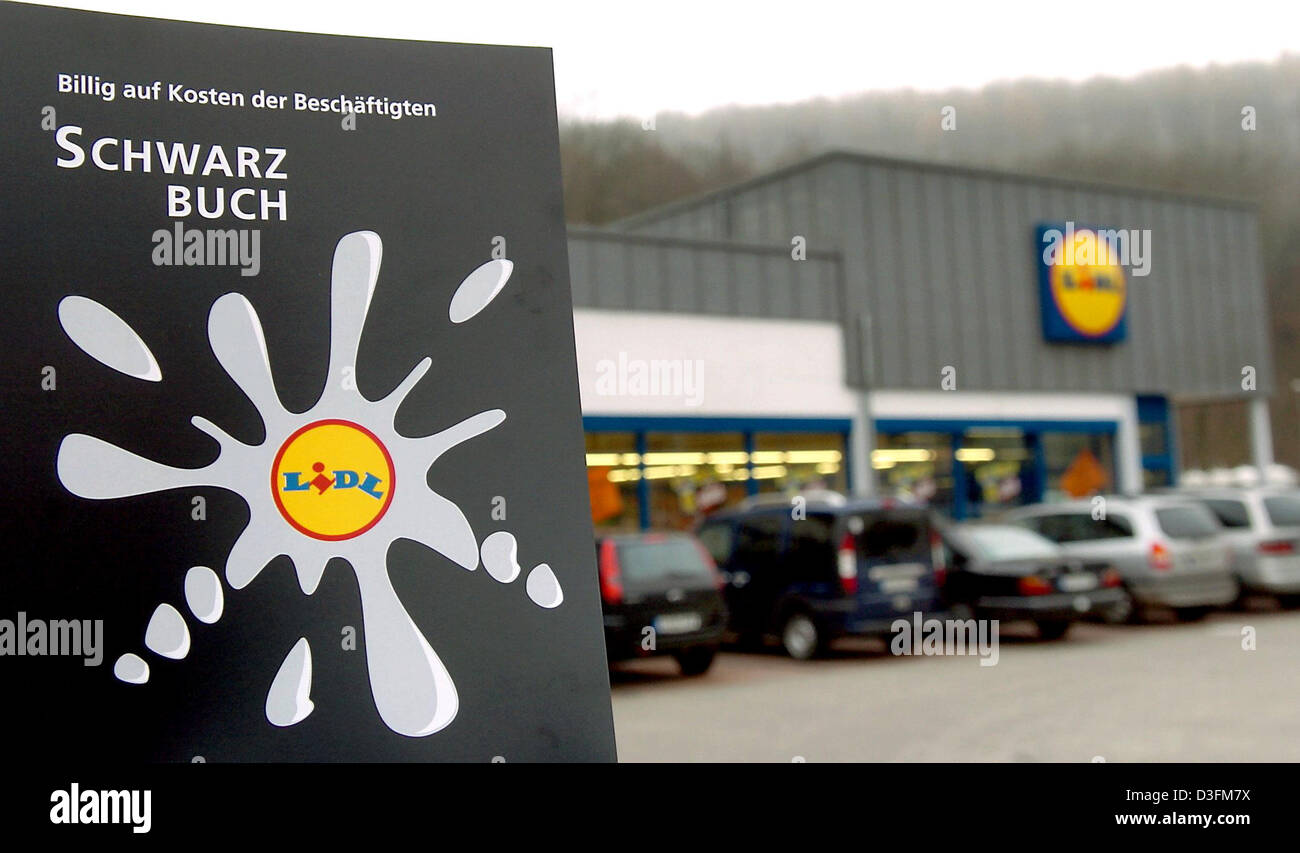 (Dpa) - das Foto zeigt ein Lidl Schwarzbuch der Workers' union ver.di vor einer Lidl-Filiale in Stuttgart, Deutschland, 10. Dezember 2004. In das schwarze Buch wirft die Union Lidl von "erniedrigende Arbeitsbedingungen". Ein Lidl-Sprecher bestritten die Vorwürfe. Stockfoto