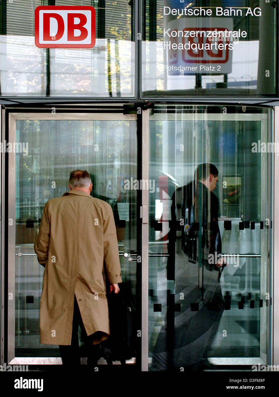 (Dpa) - zwei Männer betreten der "Deutsche Bahn" (Deutsche Bahn)-zentrale in Berlin, Deutschland, 4. November 2004. Stockfoto