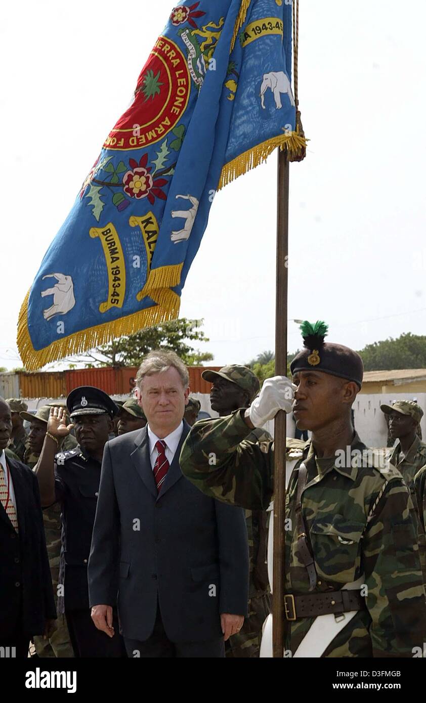 (Dpa) - deutsche Präsident Horst Köhler (L) steht neben dem Regiment Flagge der Streitkräfte am internationalen Flughafen in Freetown, Sierra Leone, 6. Dezember 2004. Sierra Leone ist die erste Station des Bundespräsidenten 11-tägigen Afrika-Reise. Stockfoto