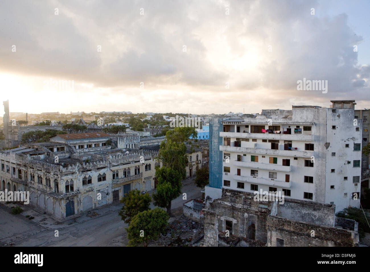 Einem hohen Aussichtspunkt aus einem Gebäude auf der Uruba AMISOM Militärbasis mit Blick auf die Innenstadt von Mogadischu, Somalia. Stockfoto
