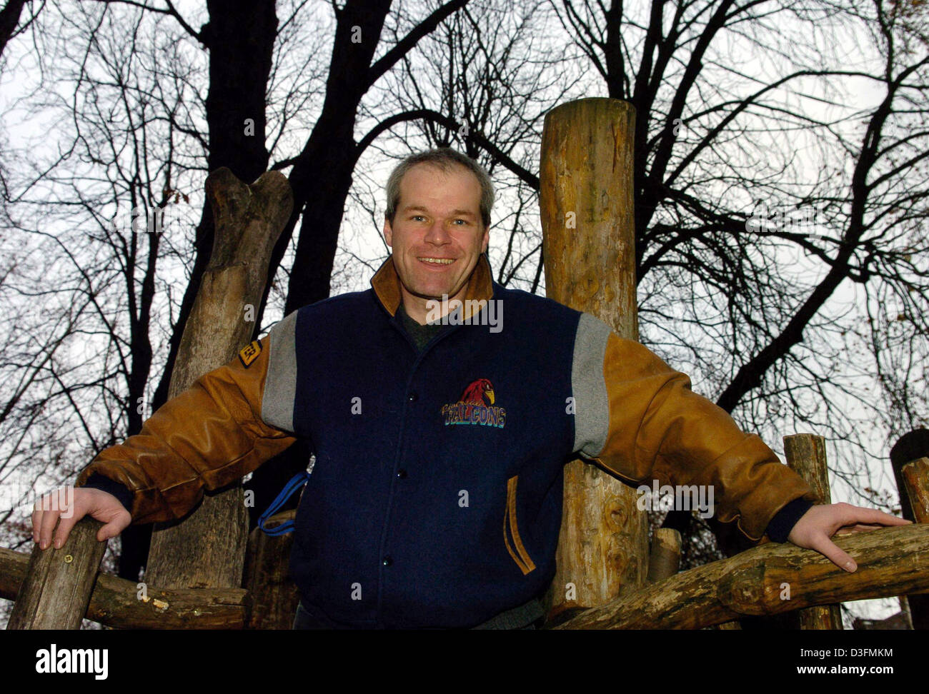 (Dpa) - der Deutsche film Regisseur Uwe Boll am Abenteuerspielplatz in Mainz, Deutschland, 3. Dezember 2004 darstellt. Der 39-j hrige Direktor ist interessiert, die Kosten für seine Produktionen so gering wie möglich zu halten. Der relativ unbekannte Mann ist nicht nur Regisseur und Produzent seiner Filme, sondern kümmert sich auch um die notwendigen Einnahmen und Gewinne mit seinen selbst veröffentlicht und selbst verwaltet Stockfoto