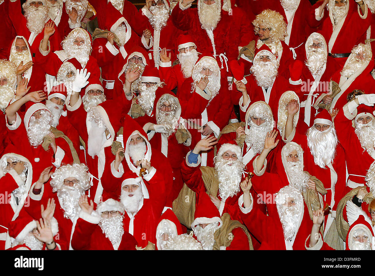 (Dpa) - versammelten sich rund 400 rot-capped Männer mit weißen Bärten in Berlin, 2. Dezember 2004. Es war das jährliche Treffen der Rent-a-Santa Claus Dienst der Berliner Hochschulen. Die Schüler werden als Nikoläuse am Heiligabend zwischen 2 und 20:00 sein Stockfoto