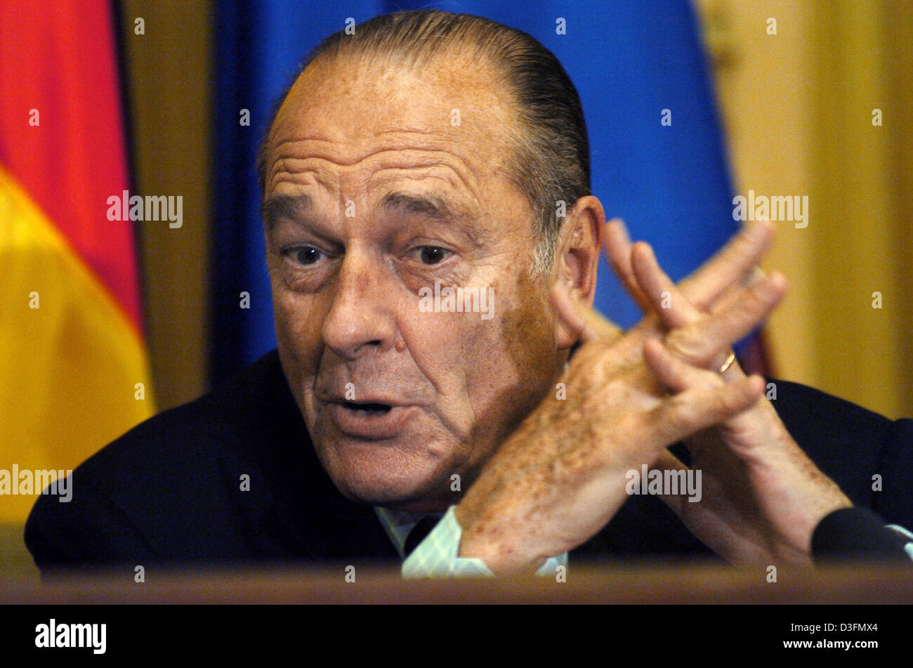 (Dpa) - spricht der französische Präsident Jacques Chirac während einer Pressekonferenz nach dem informellen Treffen mit Bundeskanzler Schroeder in Lübeck, am Donnerstag, 2. Dezember 2004. Die Gespräche zwischen Chirac und Bundeskanzler zwei Wochen vor dem geplanten EU-Gipfel in Brüssel, Belgien, wurden auch von den Ländern entsprechende Außenminister besucht und konzentrierte sich auf E Stockfoto