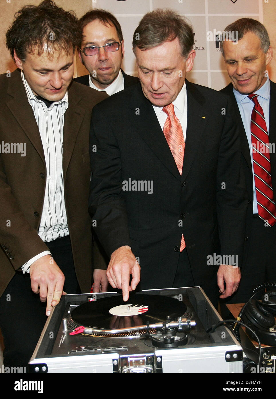 (Dpa) - German President Horst Koehler (C) befasst sich mit einem Plattenspieler zusammen mit den Vorsitzenden der Pop-Akademie, Dirk Metzger (L), Udo Dahmen (2. v. L) und Hubert Wandjo (R) an der Pop-Akademie in Mannheim, Deutschland, 29. November 2004. Koehler stattete einen Besuch der Pop-Akademie, die Lehrpläne im Bereich Popmusik bei seinem ersten Besuch in den südlichen Bundesstaat Ba bietet Stockfoto