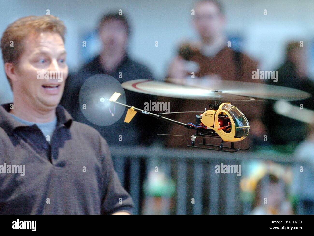 (Dpa) - Uhren ein Hobbypilot als seiner Hubschrauber-Modell von einem 50 cm große "Kyosho Caliber M24" durch die Luft schwingt sich während einer modellbauerische Show in Hamburg, 20. November 2004. Das Modell wiegt rund 380 Gramm. Stockfoto (Dpa) - Uhren ein Hobbypilot als seiner Hubschrauber-Modell von einem 50 cm große "Kyosho Caliber M24" durch die Luft schwingt sich während einer modellbauerische Show in Hamburg, 20. November 2004. Das Modell wiegt rund 380 Gramm. Stockfoto