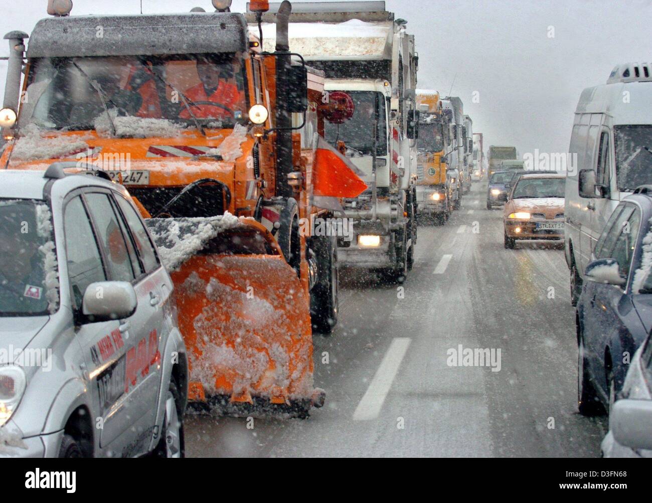 (Dpa) - Autofahrer warten im Stillstand Verkehr als starke Schneefälle führten zu Staus auf der Autobahn zwischen Stollberg und Zwickau, Ostdeutschland, 19. November 2004. Auf den gefrorenen und rutschigen Straßen haben noch Snowclearing Fahrzeuge sorgen um voranzukommen. Stockfoto