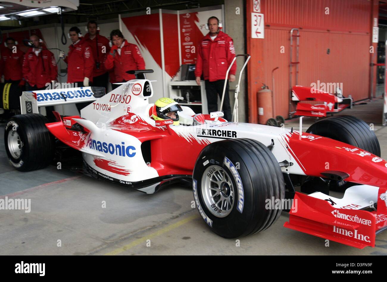 (Dpa) - deutsche Formel 1-Fahrer Ralf Schumacher verlässt das Feld in einem Toyota-Rennwagen auf der Rennstrecke Circuit de Catalunya in Barcelona, Spanien, 24. November 2004. Schumacher, der befindet sich noch im Vertrag mit dem BMW-Williams-Team, empfangene Erlaubnis für sein neues Team Toyota Probefahrt für wen er in der kommenden F1 Saison 2005 zu fahren. Stockfoto