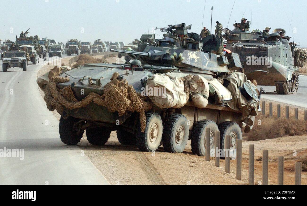 (Dpa) - A Licht LAV Tank von der 3. Licht Amoured Reconnaissance Battalion (3. LAR) bei der Spalte der Armeefahrzeuge Norden in Richtung der irakischen Hauptstadt entlang Highway One rund 90 Kilometer südlich von Bagdad, Irak, 1. April 2003. US-Marines bereiten auf die entscheidenden Vorstoß auf Bagdad nach Tagen der Ruhe. Stockfoto