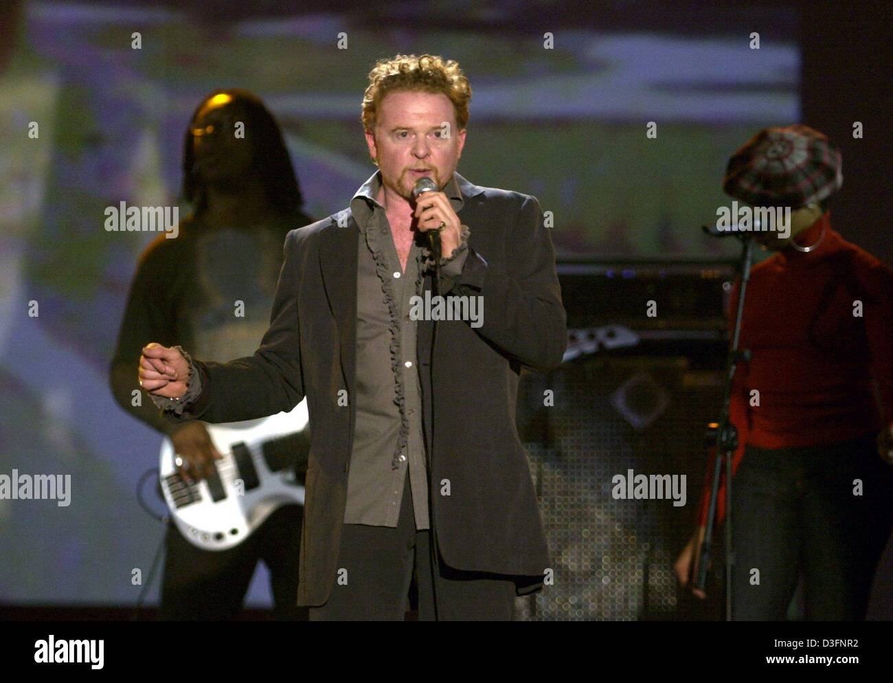 (Dpa) - Mick Hucknall und seine Band Simply Red, bereits eine Legende der britischen Rock-Musik, singt, während die Band die Leistung bei einer TV-Show in Freiburg, Deutschland, 17. Mai 2003. Stockfoto