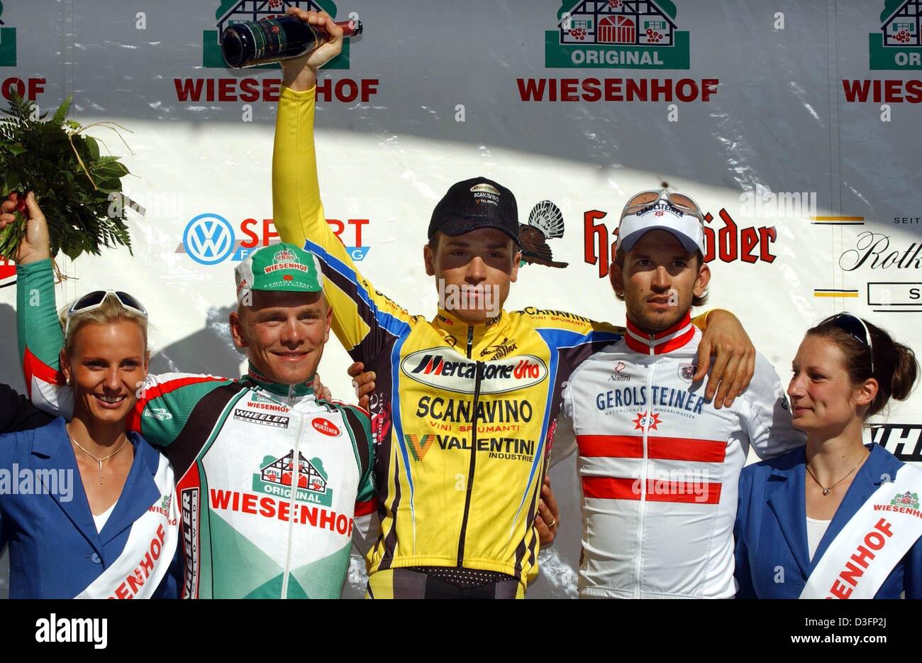 (Dpa) - italienischer Radrennfahrer Andrea Moletta (C) (Team Mercatone Uno) jubelt und feiert mit anderen Radfahrern Deutsch Eric Baumann (L) (Team Wiesenhof) und österreichischen Rene Haselbacher (Team Gerolsteiner) seinen Sieg nach dem Gewinn der 56. Peacerace in Frankfurt Oder, Ostdeutschland, 14. Mai 2003 Stockfoto