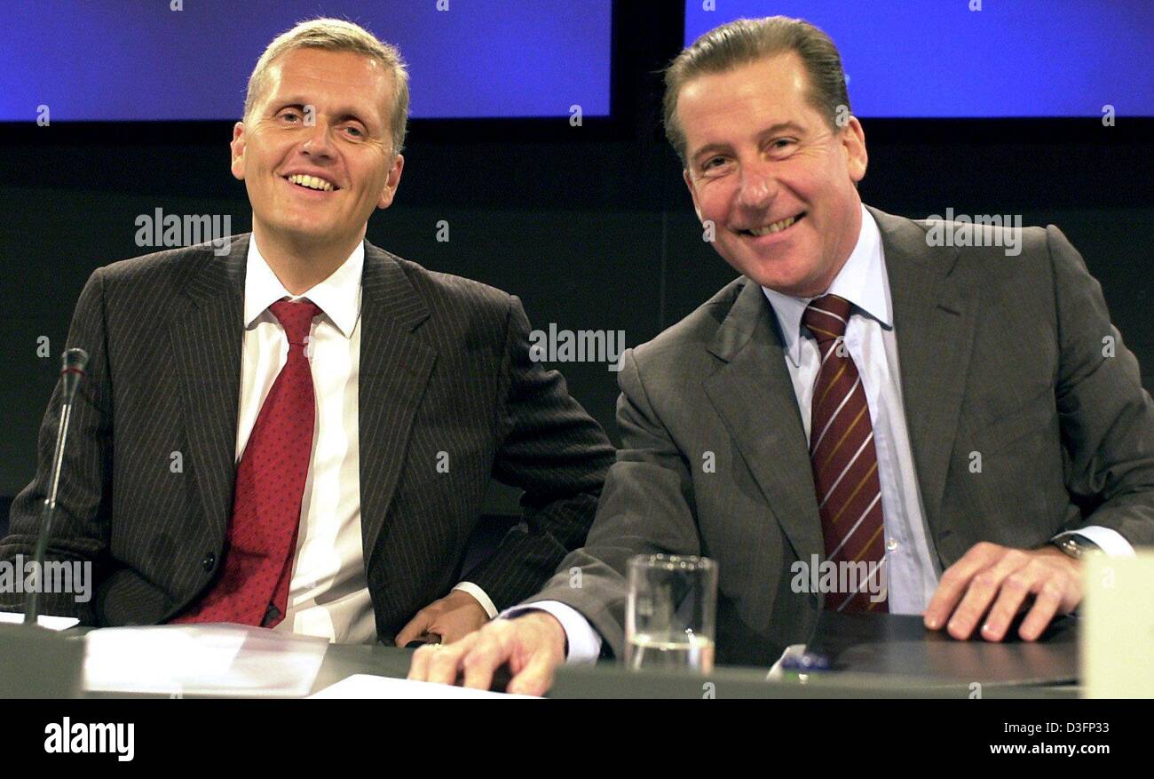 (Dpa) - Kai-Uwe Ricke (L), CEO der Deutschen Telekom und Karl-Gerhard Eick, Leiter Finanzen, sitzen nebeneinander und Lächeln während einer Pressekonferenz in Bonn, Deutschland, 15. Mai 2003. Nach Rekordschäden letztes Jahr konnte das Unternehmen jetzt in die Gewinnzone zurückkehren. Deutsche Telekom erzielt einen Überschuss von 853 Millionen Euro im ersten Quartal des Geschäftsjahres 2003. In der SAM-Datenbank Stockfoto