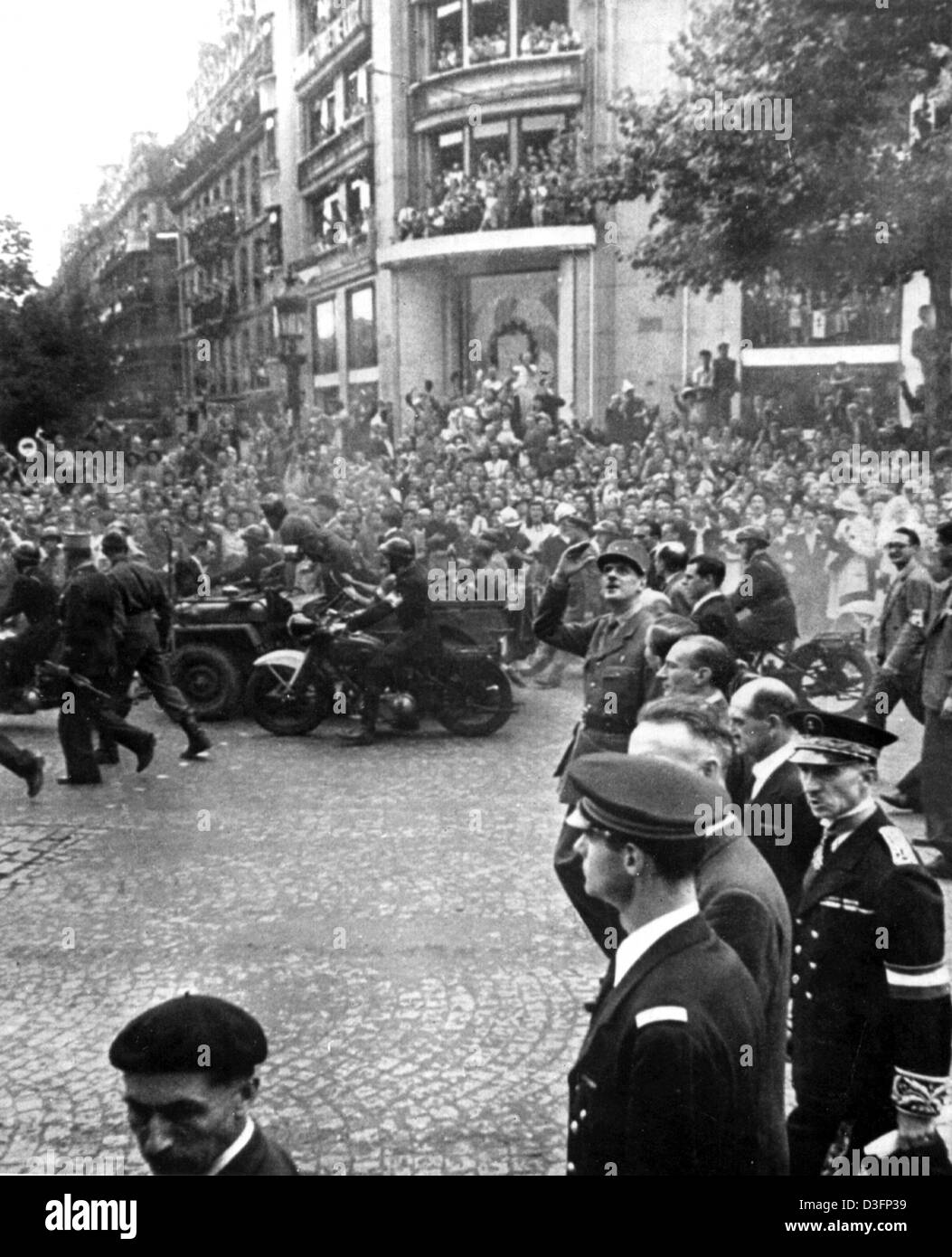dpa-dateien-general-charles-de-gaulle-c-salutieren-kommt-in-der