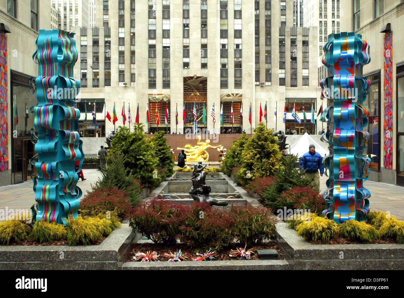 (Dpa) - Bild von der Rockefeller Center "Lower Plaza" mit einer goldenen Statue zeigt Prometheus und das Hauptgebäude in New York, 15 Februar 2003 im Hintergrund. Abgeschlossen im Jahr 1940, das Rockefeller Center soll die neue Heimat der Metropolitan Opera. Die Oper zog aus dem Geschäft und Entwickler Rockefeller überarbeitet den Plan, öffnen Sie die Seite als "Radio Cit Stockfoto