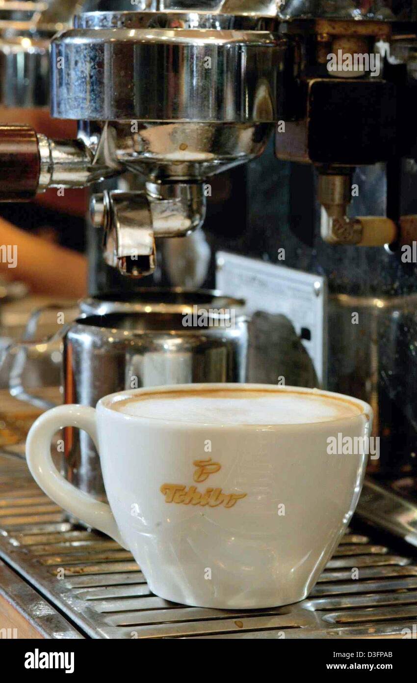 (Dpa) - eine Tasse Kaffee, mit dem Tchibo-Logo drauf, steht ohne weiteres bereit sind, an eine Kaffeemaschine in einem Tchibo-laden im Einkaufszentrum "Hamburger Straße" in Hamburg, Deutschland, 12. Mai 2003. Tchibo, dem deutschen Kaffee-Händler soll die Finanzergebnisse des Geschäftsjahres 2002 auf einer Bilanz-Pressekonferenz verkünden. Stockfoto